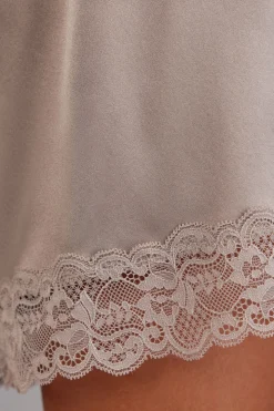 Bas de pyjama short en soie avec dentelle