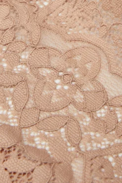 String ficelle en dentelle