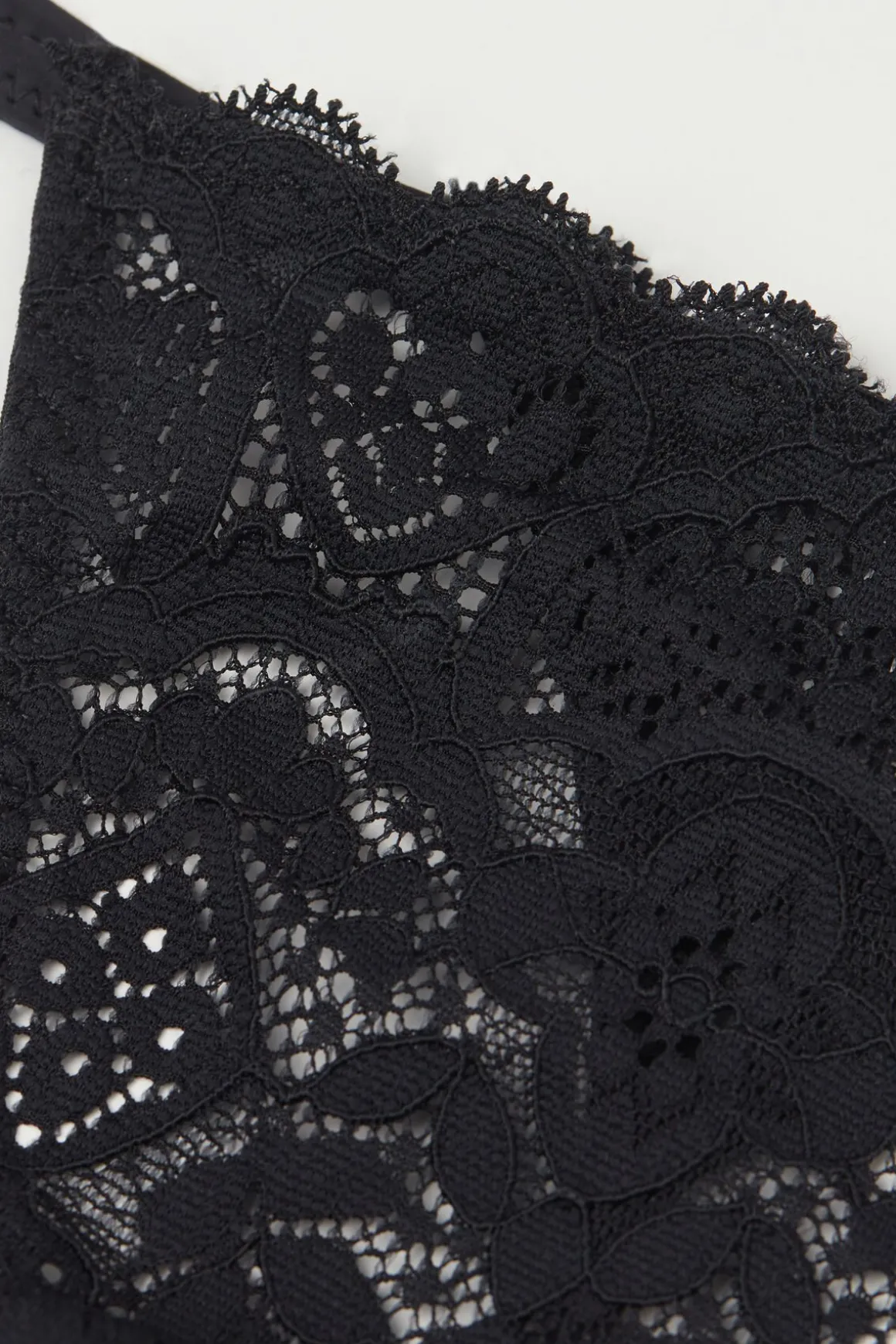String ficelle en dentelle