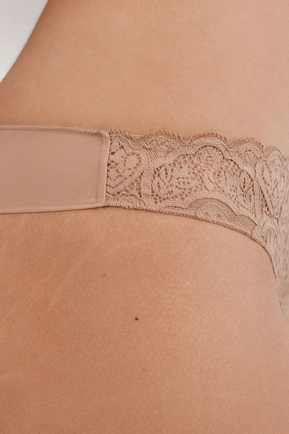 Tanga en Dentelle et Microfibre
