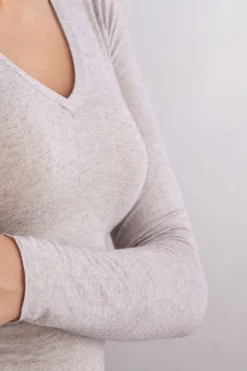T-shirt col V en modal ultralÉger avec cachemire